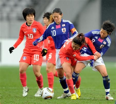 القائدة هوماري ساوا تحاول تجاوز مدافعات كوريا الجنوبية