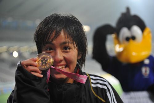 الناشئة مانا إيوابوتشي ( 16 عاماً ) تحتفل بميداليتها الأولى على مستوى الكبار