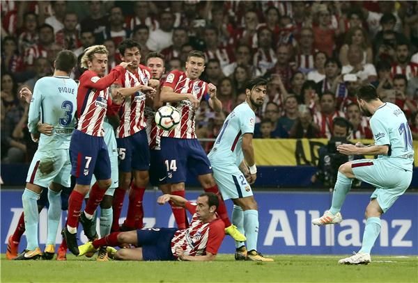 جانب من مباراة برشلونة وأتلتيكو مدريد