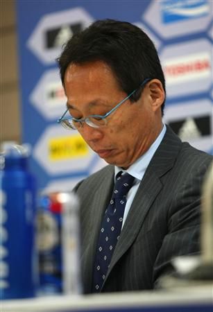 السيد أوكادا ينحني للصحفيين بعد خسارته 