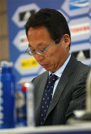 السيد أوكادا ينحني للصحفيين بعد خسارته