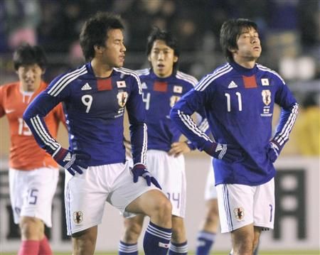 المهاجمان تامادا وأوكازاكي بعد خسارتهم القاسية من كوريا الجنوبية