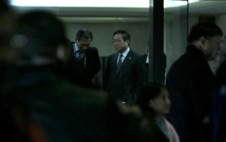 بعد نهاية المباراة السيد إينوكاي يتحدث مع رئيس اللجنة الفينة السيد هارا حول مستقبل منتخبه