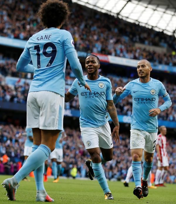  رحيم سترلينج مع لاعبي مانشستر سيتي 