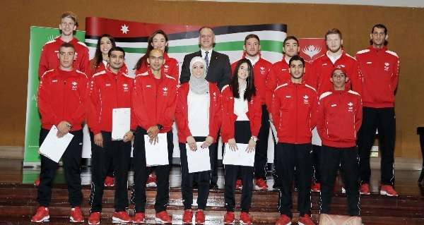 الأمير فيصل يتوسط أصحاب الميداليات