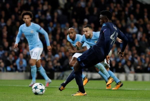 الغيني أمادو دياوارا يسجل ركلة الجزاء