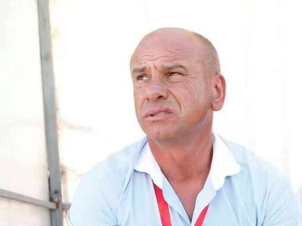  المدرب البرتغالي  دي موتا