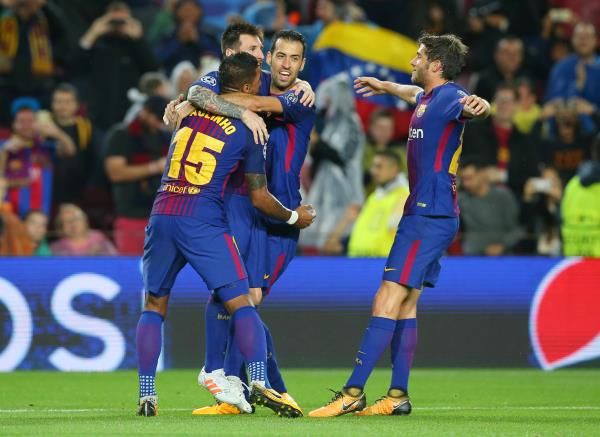  سيرجي روبيرتو مع لاعبي برشلونة