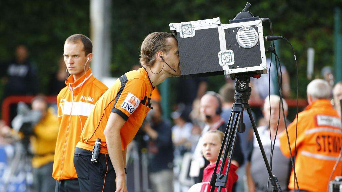 حكم في الدوري البلجيكي يتأكد عن طريق تقنية الفيديو