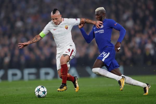 رادجا ناينجولان خلال المباراة أمس