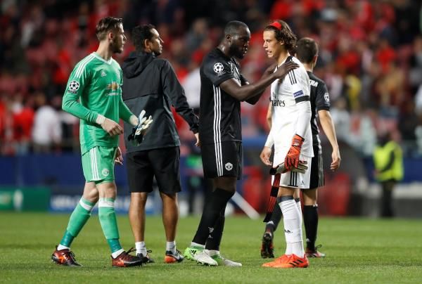 لوكاكو يتحدث مع سفيلار