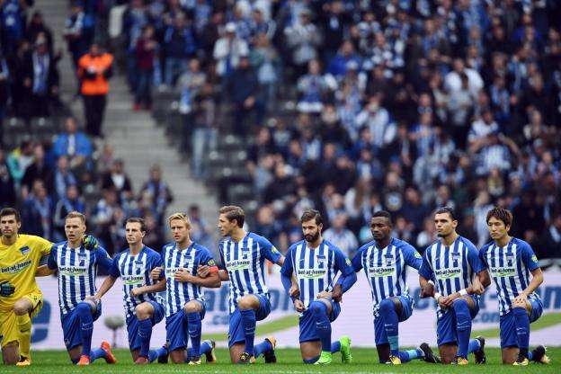 لاعبو هيرتا برلين في احتجاج ضد العنصرية