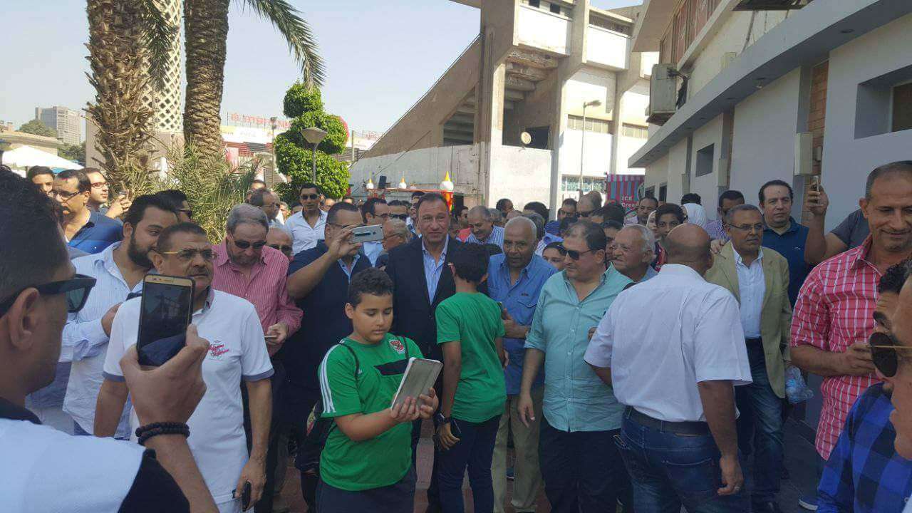 الخطيب وأعضاء قائمته بمقر النادي