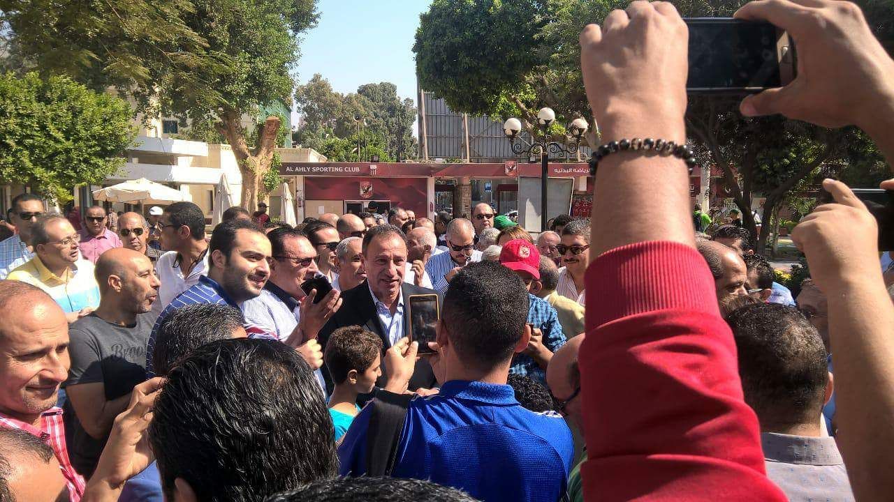 التفاف عدد من أعضاء الأهلي حول قائمة الخطيب