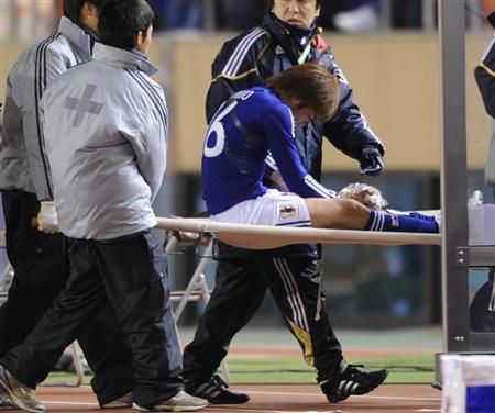 يوشيتو أوكوبو خرج من الملعب في وقت مبكر بسبب إصابته في الركبة