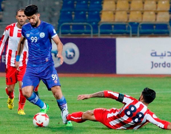 العراقي محمد شوكان يمر من لاعب شباب الأردن النبر
