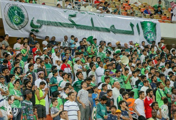 جماهير أهلي جدة ترفع شعار الملكي