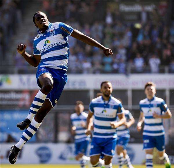 فرحة لاعبي زفوله