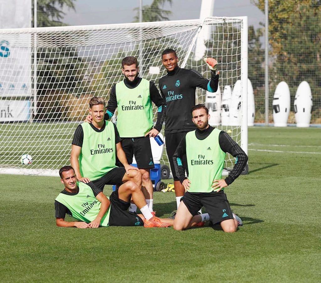 محمد راموس مع زملائه في التدريبات