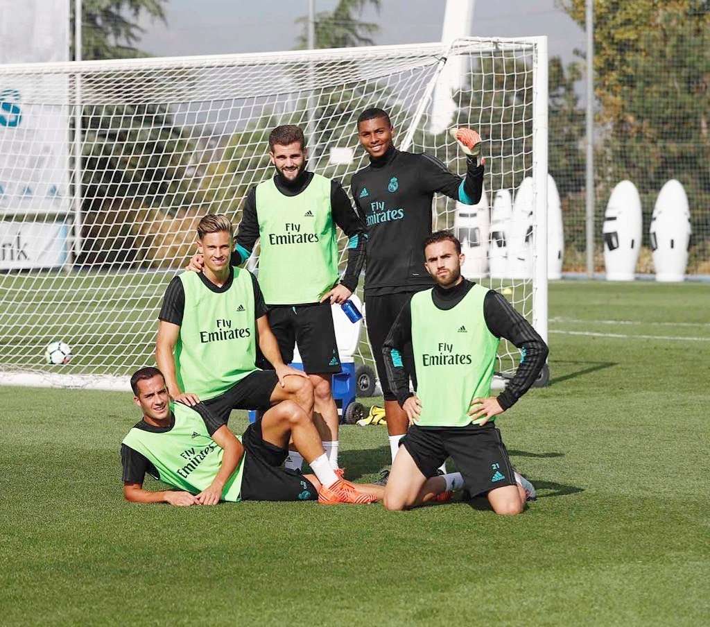 محمد راموس مع زملائه في التدريبات