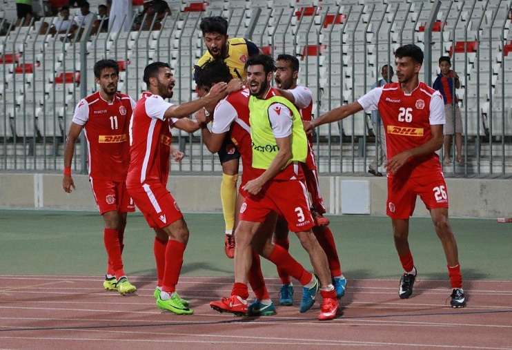 فرحة لاعبي المحرق بالهدف القاتل