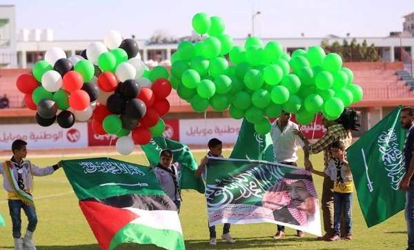جماهير فلسطين تحمل أعلام السعودية