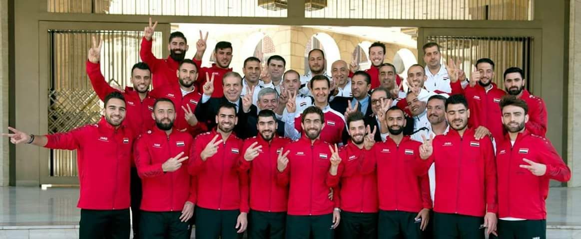الأسد مع لاعبي المنتخب السوري