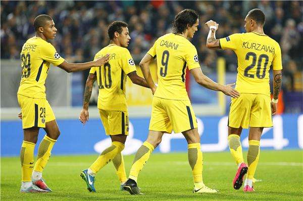 كافاني مع لاعبي باريس سان جيرمان