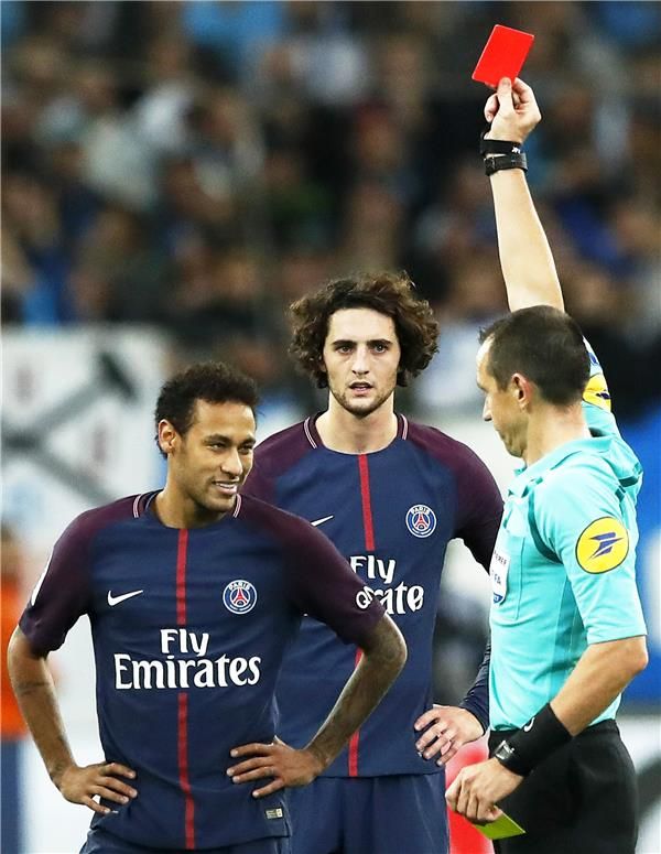 نيمار يتعرض للطرد أمام مارسيليا