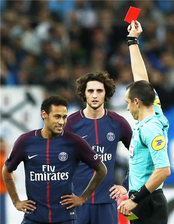 نيمار يتعرض للطرد أمام مارسيليا