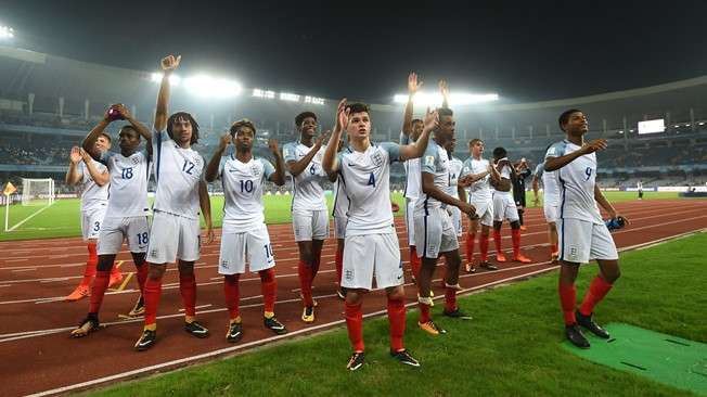 ريان بروستر مع لاعبي إنجلترا