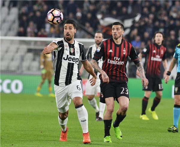 لقطة من مباراة سابقة بين الفريقين