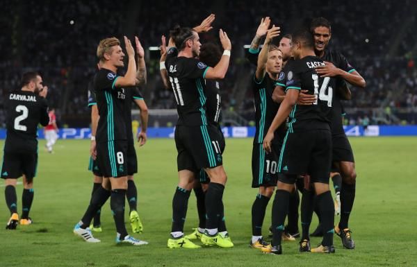 كاسيميرو مع لاعبي ريال مدريد