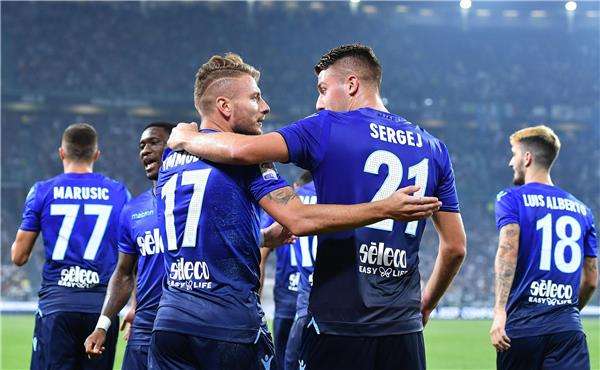 شيرو إيموبيلي بين لاعبي لاتسيو