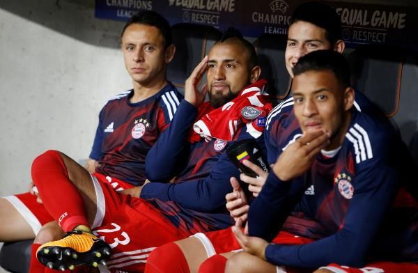 فيدال مع لاعبي بايرن ميونيخ 