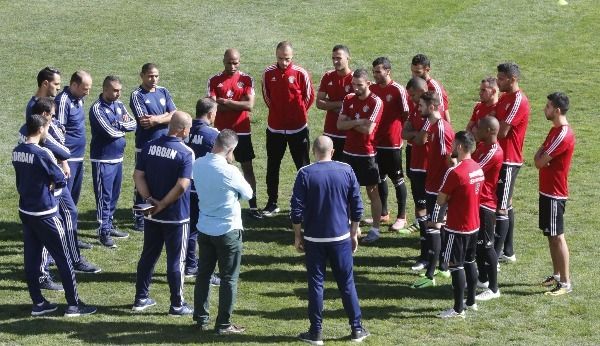 أبو عابد يتحدث للاعبين قبل بدء الاختبارات