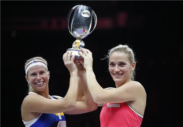 التشيكية أندريا هلافسكوفا، والمجرية تيميا بابوش