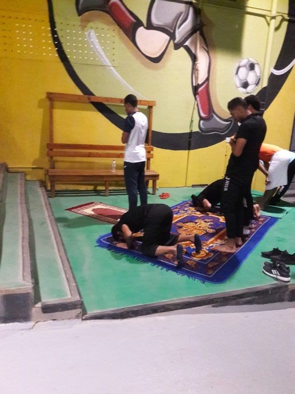 لاعبو الفريقين يؤدون صلاة المغرب