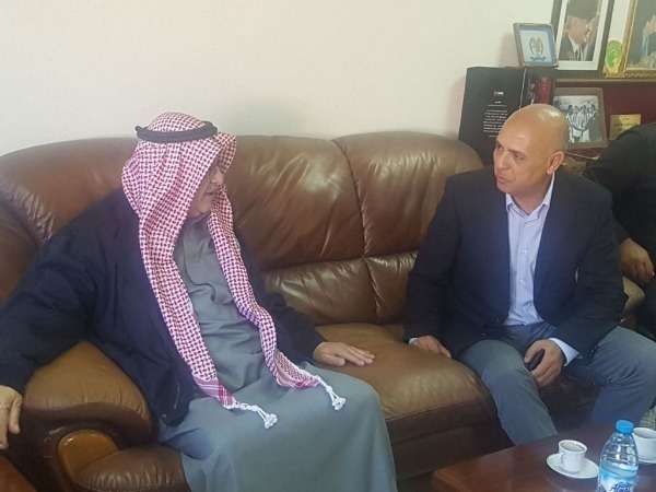 مالوش خلال لقائه مع رئيس النادي الفيصلي