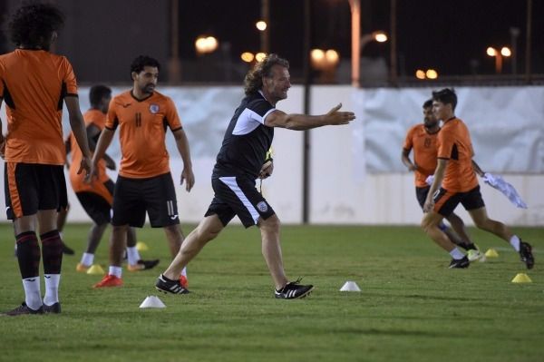 جانب من تدريبات الشباب