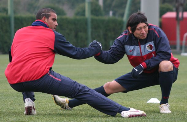 لاعب الوسط كوجي ناكاتا ( يمين ) وبجانبه المدافع البرازيلي جيلتون في التمرين الأخير