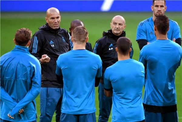 زيدان مع لاعبي ريال مدريد