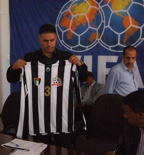 مدير فريق شباب الاردن اسامة طلال  يعرض زي الفريق في الاجتماع الفني