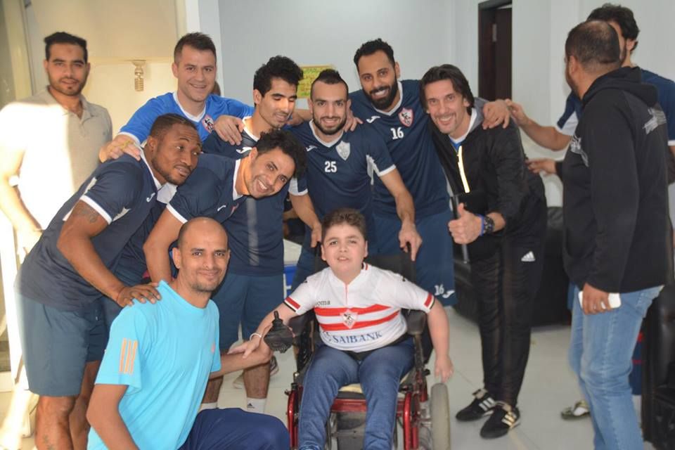 لاعبو الزمالك مع الطفل محمود