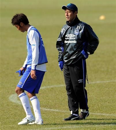 المدرب أكير نيشينو يوضح التعليمات للمهاجم الشاب هيراي في تدريب الأمس