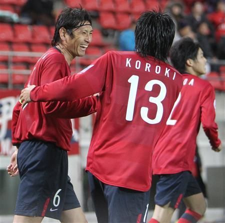 لاعب الوسط كوجي ناكاتا ( يسار ) يحتفل مع زملائه بالهدف الوحيد الذي احرزه بمرمى تشانغتشون الصيني