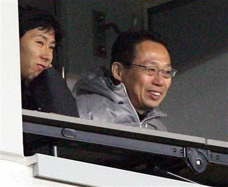 مدرب المنتخب الياباني السيد تاكيشي أوكادا شاهد المباراة من المنصة الرئيسية 