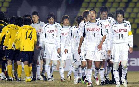 لاعبي كواساكي فرونتال الياباني في حالة حزن بعد الخسارة
