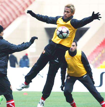 كيسوكي هوندا في تدريبات فريقه سيسكا موسكو الروسي إستعداداً لمواجهة إشبيلية الإسباني