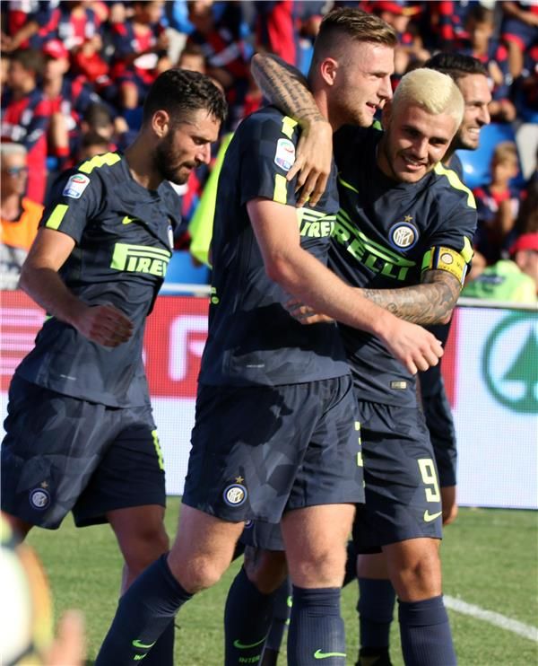 سكرينيار مع لاعبي إنتر ميلان